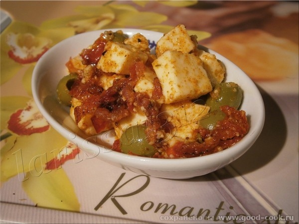 САЛАТ С АДЫГЕЙСКИМ СЫРОМ, ОЛИВКАМИ И ПЕЧЁНЫМИ ТОМАТАМИ