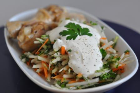 Салат из кольраби, моркови и огурца