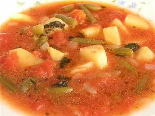 Суп с помидорами и стручковой фасолью 4 картошки, 1 луковица, 300 г стручковой фасоли, 1 банка тома...