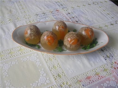 В яйца Фаберже я положила морковку и мяско, горошек я не очень уважаю в холодцах, вот что получилос...