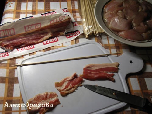 Полоску сырокопченого бекона порезать на 3 части