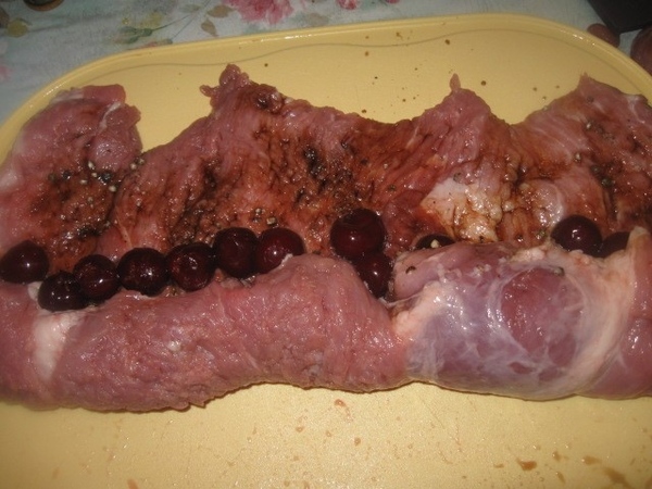 Мясо обильно поливаем соевым соусом, посыпаем перцем ( у меня смесь перцев) и выкладываем вишню без... - 3