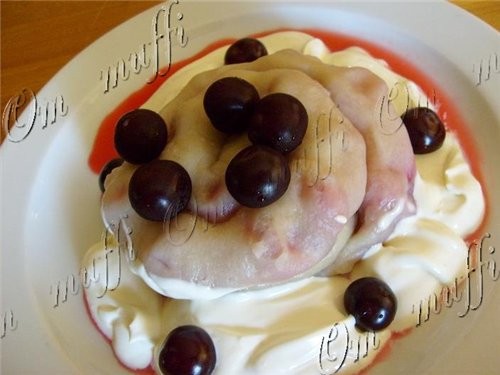 УЛИТКА С ВИШНЕЙ (или ленивые вареники с вишней) ТЕСТО НА ВАРЕНИКИ Раскатать кусочек теста прямоугол...