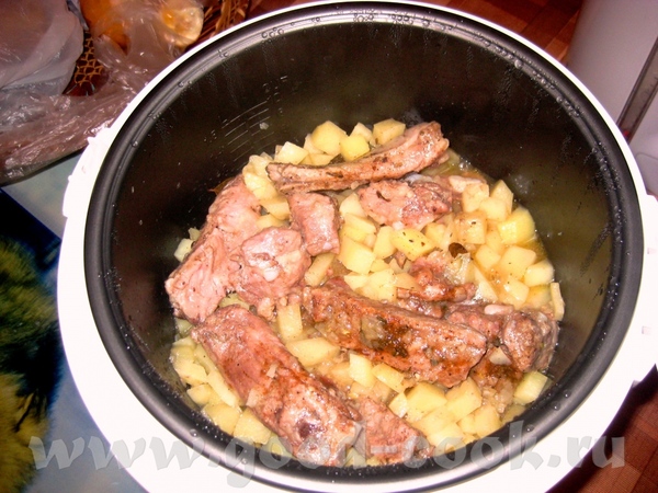 Свиные ребрышки с картофелем тушеные Ребрышки и мяско свиные, слой лука, картофеля, поперчить, посо... - 3