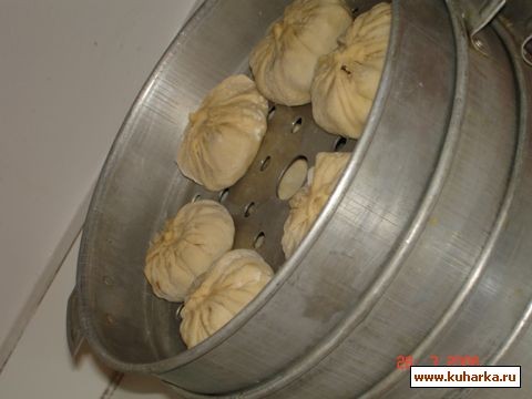 На дно мантышницы налить воды и дать закипеть