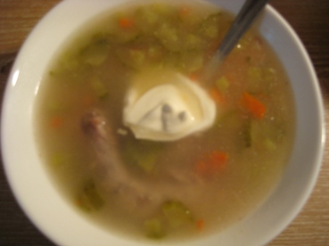 На обед был рассольник с куриными шейками На ужин картофельная запеканка и салат из свежего огурца...