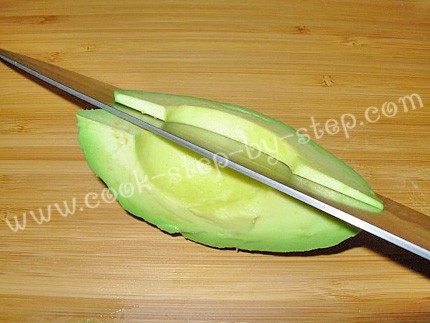Острым ножом надрезать авокадо вокруг косточки - 8