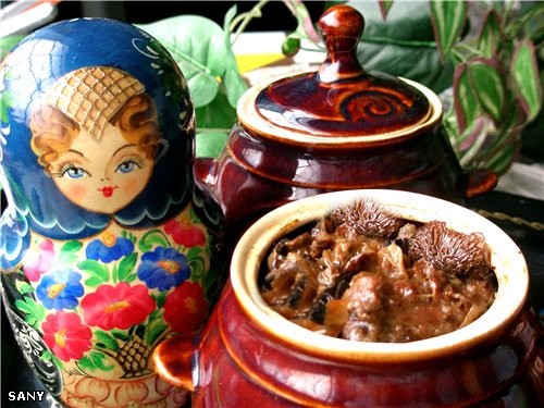 СОУС В ГОРШОЧКЕ 1 кг мяса (брала самую мягкую свинину) 1,5 кг картофеля 1 большая морковка 2 больши...