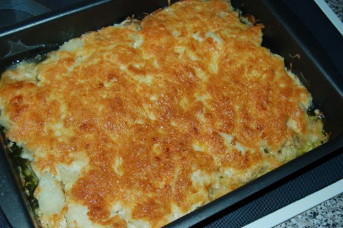 Ау меня сегодня мясо с ананасами,грибами и луком под сыром и майонезом