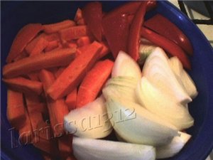 ТЕЛЯТИНА С ОВОЩАМИ, ФАРШИРОВАННАЯ ГРИБАМИ И КОПЧЁНОСТЯМИ Понадобится: 1,5 кг телятины соль, перец п... - 4