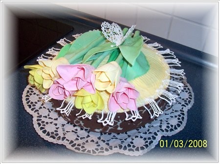Торт с тюльпанами,сестрёнке на день рождения