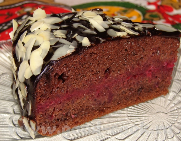 Василисик, спасибо Куши вкусен Я его дополнила прослойкой из вишни+желатин, украсила чуток лепестка...
