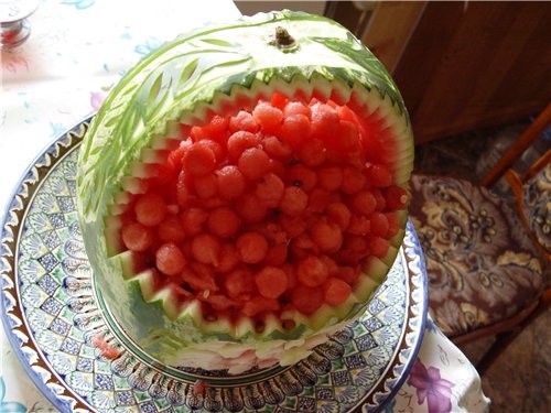 Внутрь корзинки остатки арбуза режем кусочками - 2