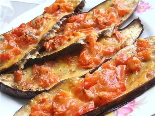Баклажаны, запеченные с помидорами и моцареллой