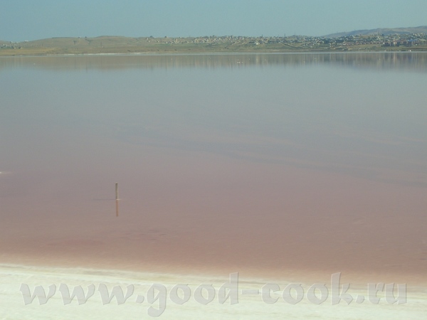 Это не фотошоп,а реальное красное солёное озеро в пригороде Баку я видела его белым,зелёным,синим,ф... - 2
