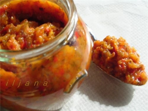 Открываем баночку овощной икры , и намазываем