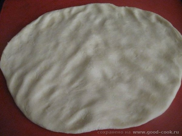 По истечении времени, вынимаем тесто, разделяем его на 2 части и сначала руками распластываем на силиконовом коврике - 2