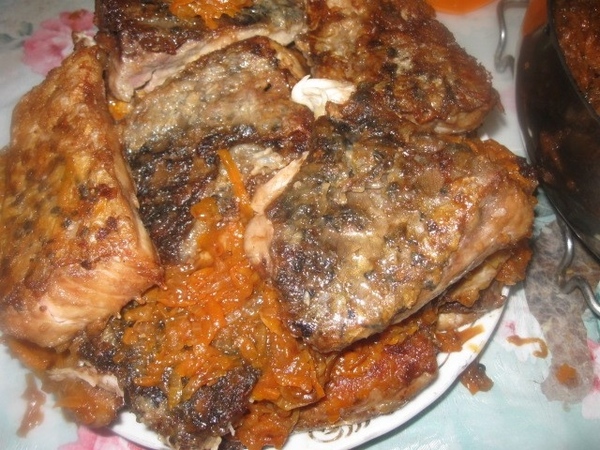 Жареную рыбу выкладываем на тарелку или блюдо 1 слоем и поливаем (практически выкладываем) слой кип... - 4