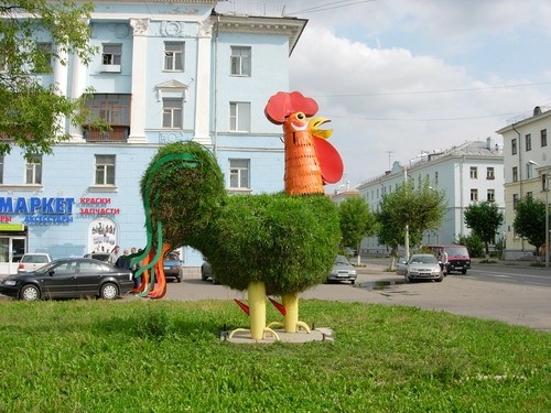 А еще наши коммунальные службы каждый год ставят в городе травяные фигуры - 2