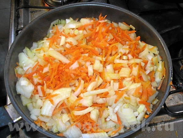 Параллельно с мясом,пассеровать тертую морковь и измельченный лук