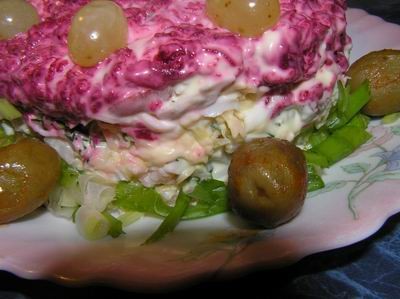 Салат с креветками , кальмарами, фруктами и овощами - 2