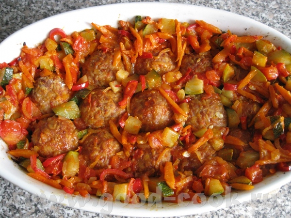Тефтели с рисом и мясом + поджарка с цукини и прочим