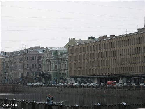 Но это мы с вами "перелетели" через Фонтанку, чтобы посмотреть на здания Центробанка