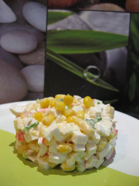 Салат с крабовыми палочками и сыром