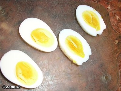7. А вот наши кусочки авокадо, которые мы достали ложкой, уже в салатной заготовке, не забудем их с... - 2
