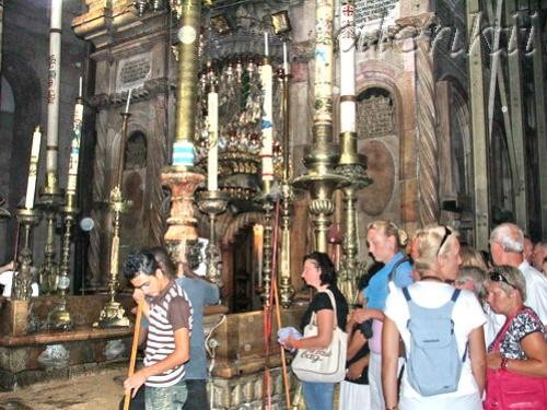 Маленькая часовня, расположенная по внешней стороне Храма между Камнем Помазания и Пещерой Гроба - 6