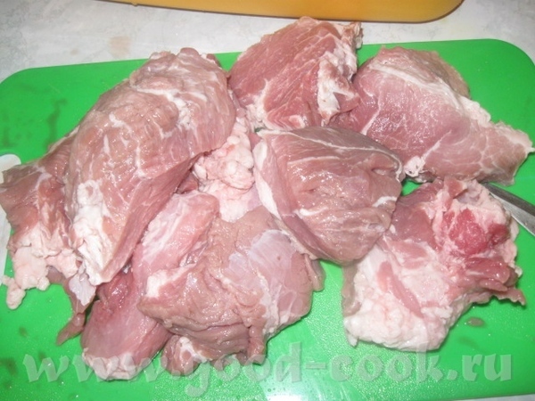 Мясо нарезаем достаточно большими и несколько продолговатыми кусками