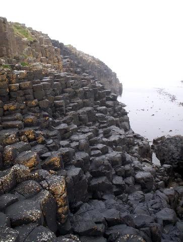 Giant&#39;s Causeway- доро&#769;га гига&#769;нтов — местность, где находятся около 40 000 соединенн... - 4