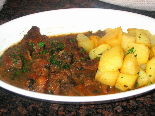 гуляш из говядины с отварным картофелем и блины с мясом и сметаной