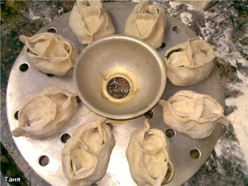 Манты с мясом и зеленью Тесто: Сделала примерно из 600 г муки,1 ч - 3