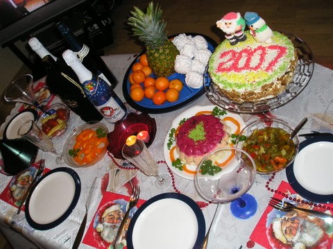 Новогодний стол Селёдка под шубой в желейной форме, медовик с ирисковым вкусом от Оли ( ), перцы, з...