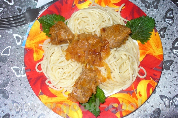 спагетти с подливкой из говядины рецепт мясо нарезать на небольшие кусочки, и варить доготовности