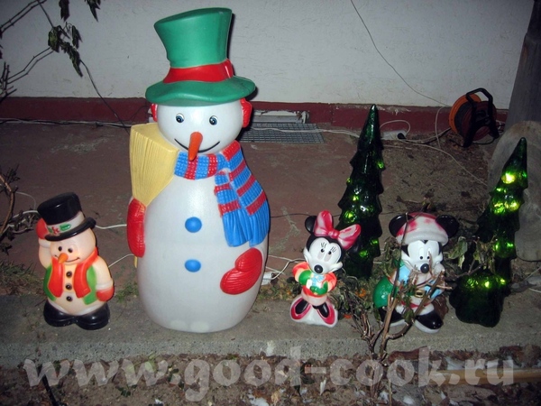 А перед домом стоят такие снеговики Фотки сделала моя подруга, когда бьыли у нас в гостях