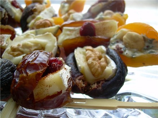Десертная закуска Финики, Курага и Инжир с сыром Бри и Рокфор Финики крупных сортов «Султан» курага...
