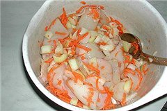 КАЛЬМАРЫ В БАНКЕ СОСТАВ 500~800г кальмаров, 1 небольшая морковь (~100г), 2 луковицы (~200г), 0,5~1...