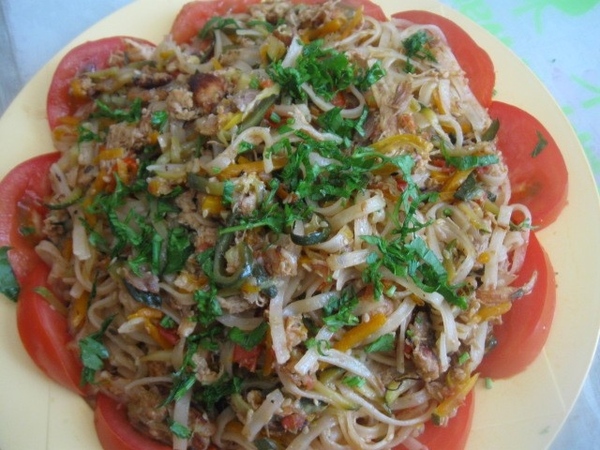 Выкладываем овощи с мясом к лапше и аккуратно их перемешиваем - 4