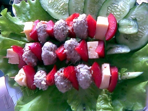 БРОШЕТТЫ С ФРИКАДЕЛЬКАМИ, СЫРОМ И ПЕРЦЕМ