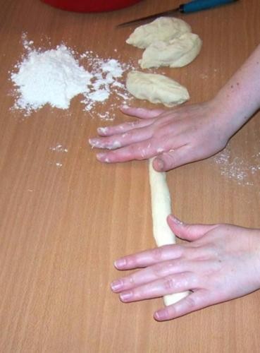Каждый кусочек раскатываем, но не слишком тонко - хала будет невысокой: Кладем четыре раскатанных б...