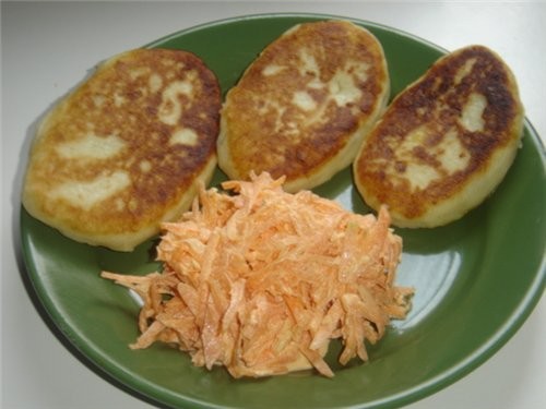 Ну и вкуснятина у всех,а я тут скромненько со своими картофельными зразами(с капустой,и с шампиньон...