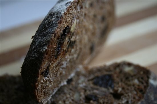5.этот хлеб дрожжевой,я его из готовой смеси,которую купила на ВВЦ,добавила туда чернослив и грецки...