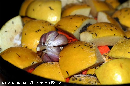 Айву режем на четыре части и вырезаем сердцевину - 5