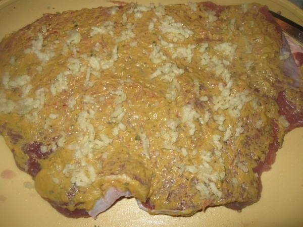Говяжий пласт мяса солим, перчим и смазываем обильно готовой горчицей - 3