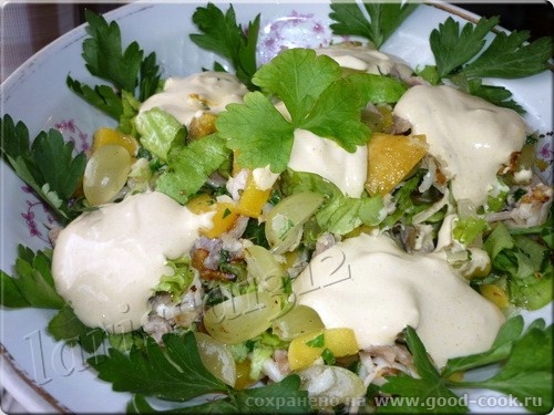 салат с манго, сельдереем, курицей и виноградом