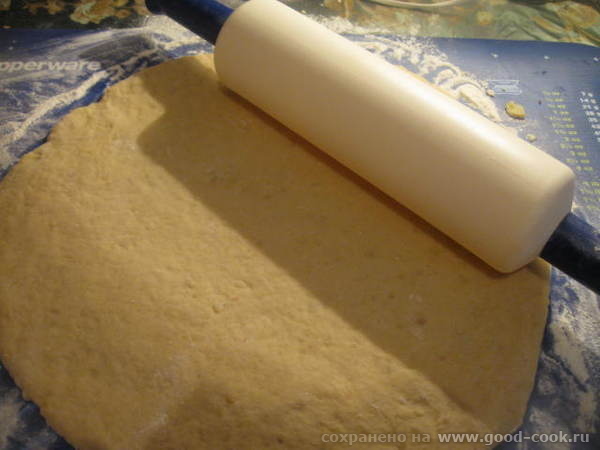 Затем делим тесто пополам (скребок Очарокание ) и раскатываем ( ) каждую из частей толщиной 3-5 мм - 2