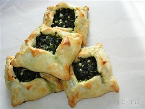 Слоёные пирожки с начинкой из шпината с моцареллой
