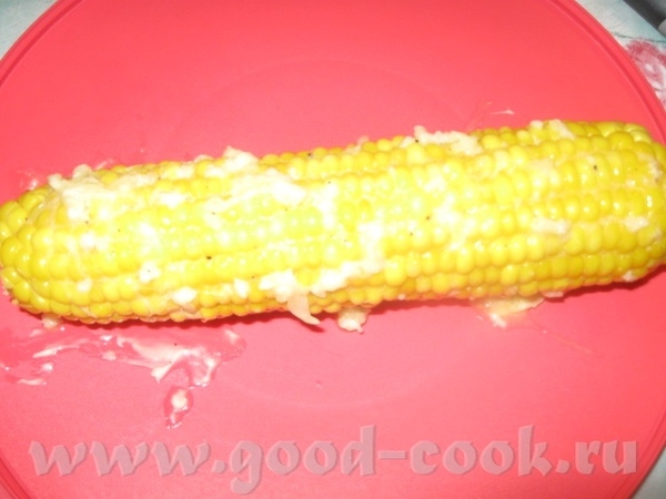 На горячую отварную кукурузу выкладываем примерно половину масла - 3